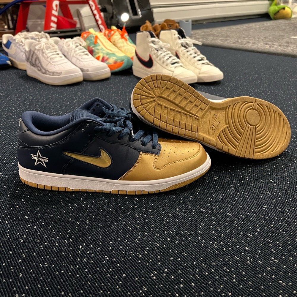 Supreme x Dunk SB LOW QS
'Metallic Gold'